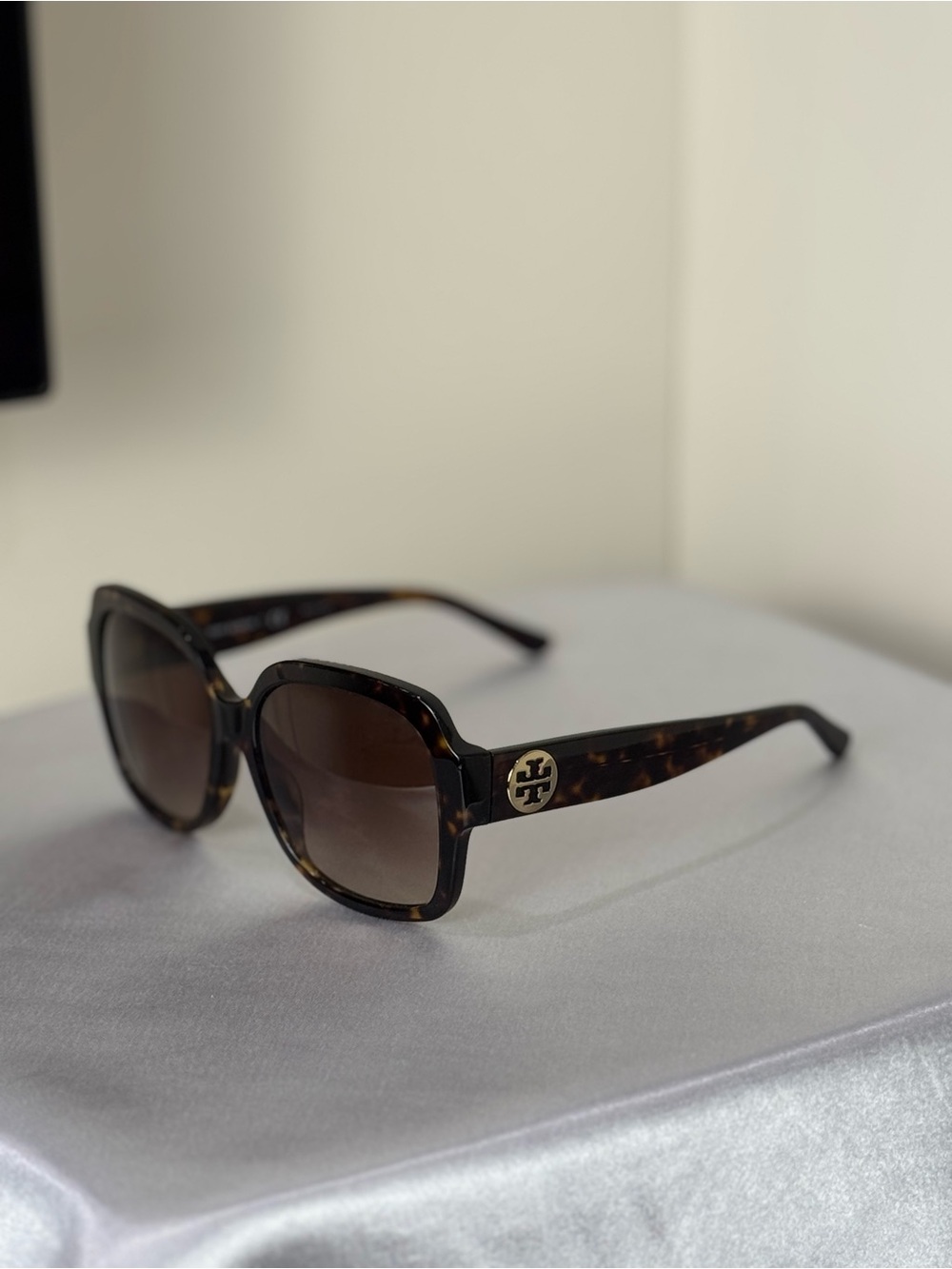 Tory Burch Tortoiseshell Sunglasses with Gold Logo – TY7140 1728/13